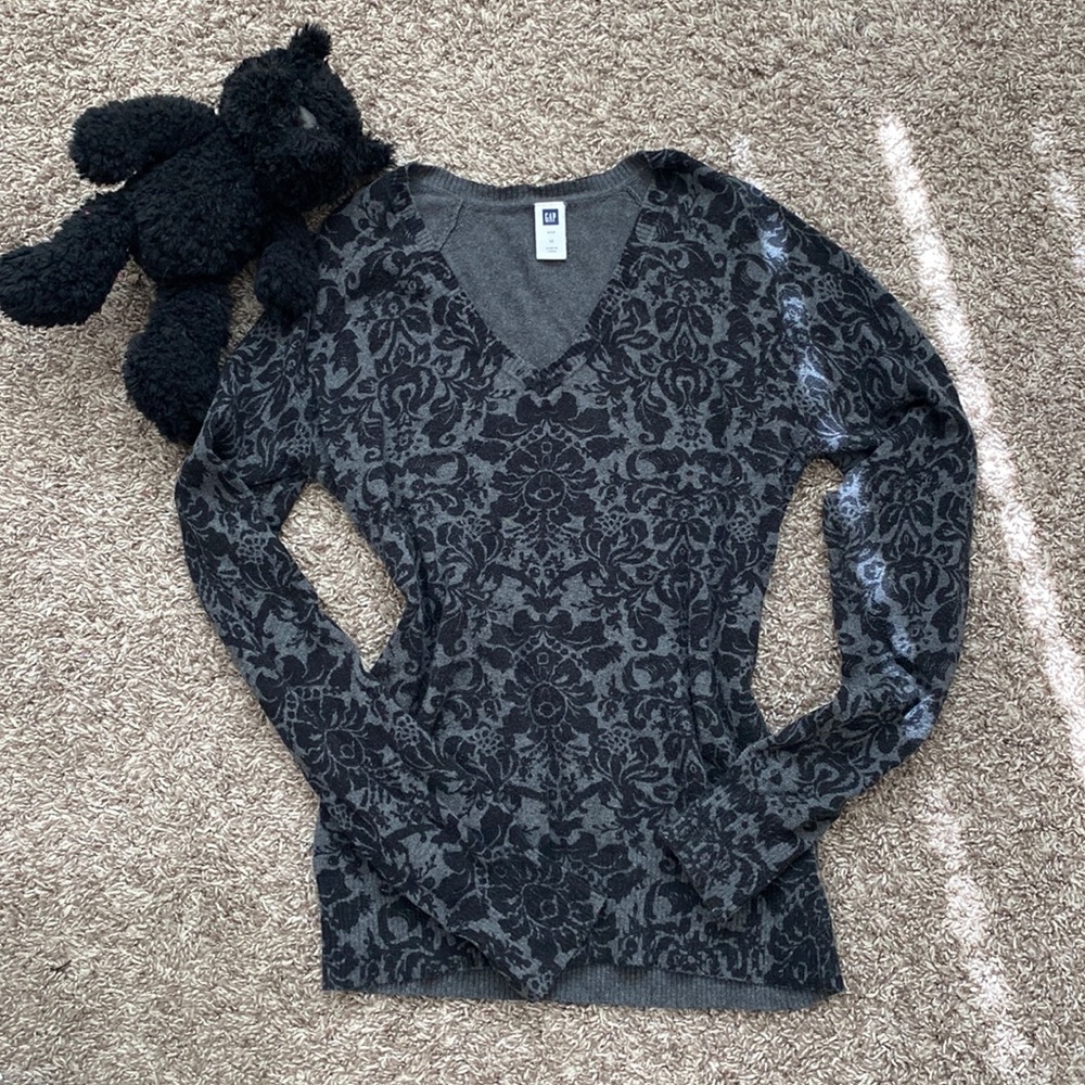 Gap gray sweater damask design  M